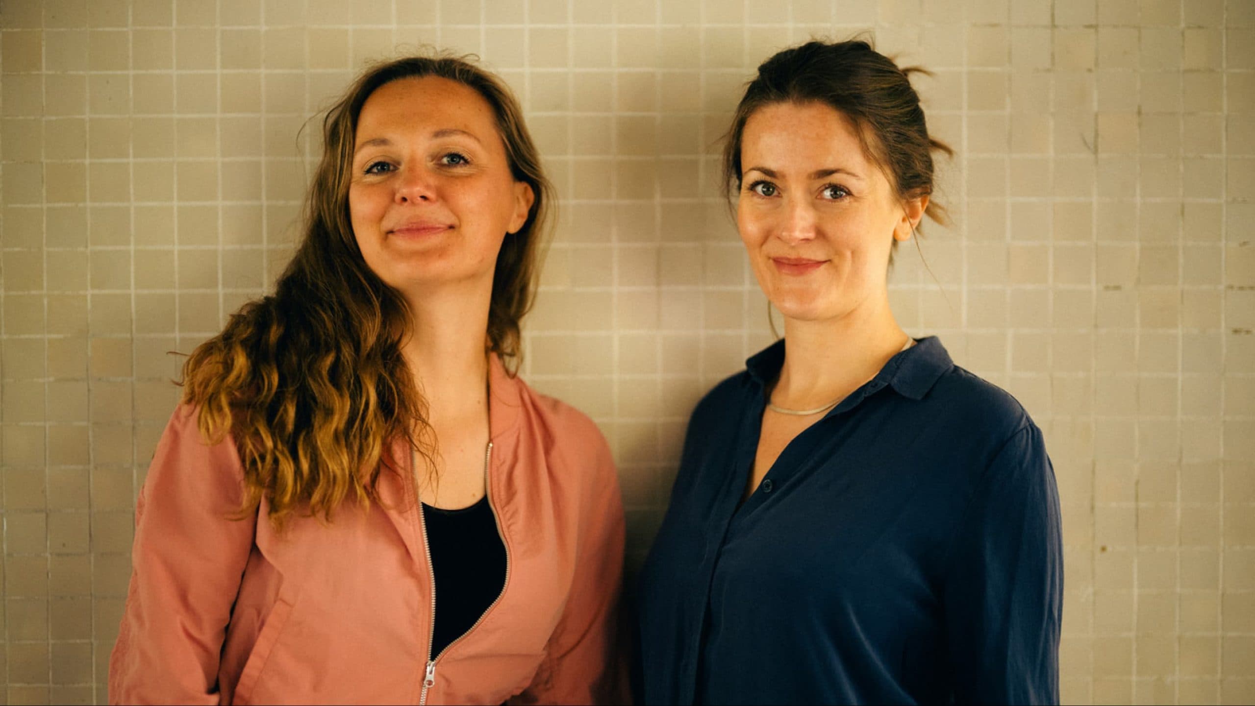 Charlotte Widegreen und Cora Thielen blicken freundlich in die Kamera