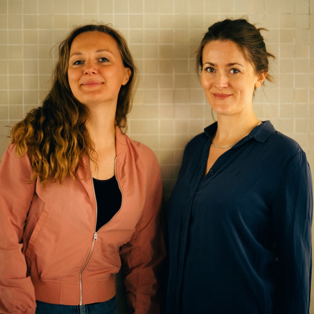 Charlotte Widegreen und Cora Thielen blicken freundlich in die Kamera